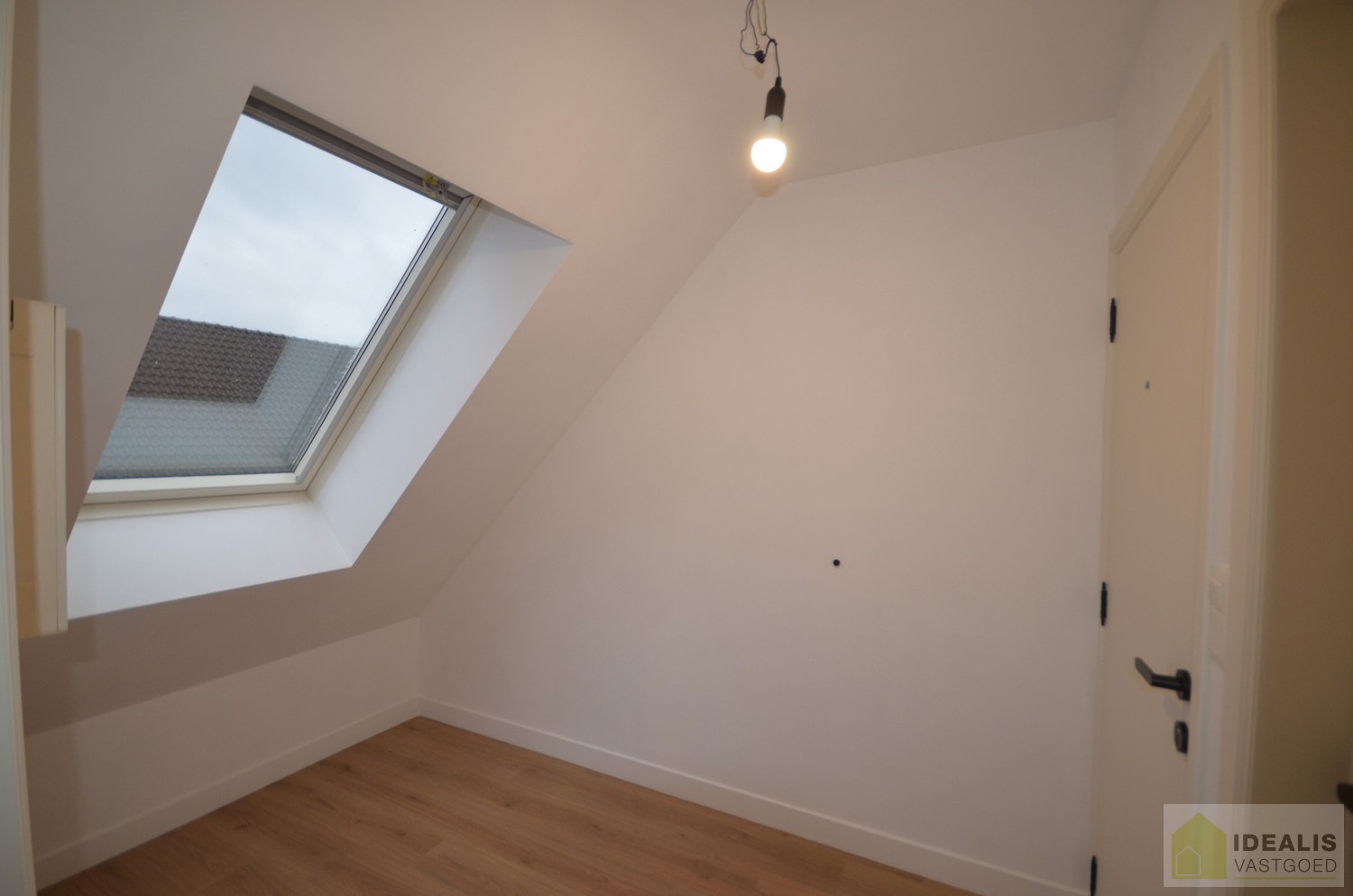 IDEALIS VASTGOED – KNAP GERENOVEERD DAKAPPARTEMENT MET 1 SLAAPKAMER, AANGENAME LEEFRUIMTE EN EXTRA BERGRUIMTE. Zeer geschikt voor kandidaten op zoek naar betaalbare woonruimte vlak bij de stadskern van Bree! - foto 3