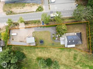 Op een prachtige en gunstig gelegen locatie in Heist-op-den-Berg vinden we deze instapklare woning met 4 slaapkamers en ruime garage gelegen op een royaal perceel van 18a 22ca. Dankzij de uitstekende ligging bevinden winkels, scholen, gezellige eet- en drinkgelegenheden en het openbaar vervoer zich allemaal op fietsafstand.<br /><br />We betreden de woning via de inkomhal, voorzien van een vestiaire en gastentoilet. Van hieruit komen we in de bijzonder lichtrijke leefruimte, waar woonkamer en eetkamer moeiteloos een mooie plek vinden. De open keuken vormt een stijlvol geheel met de leefruimte en is uitgerust met kwaliteitsvolle toestellen. Een aparte berging zorgt bovendien voor extra praktisch comfort.<br />Via de nachthal bereiken we de eerste verdieping. Hier bevinden zich drie ruime slaapkamers, aangevuld met een vierde, kleinere kamer die momenteel dienstdoet als dressing. De badkamer is uitgerust met een ligbad, inloopdouche en lavabo en biedt alle comfort voor het hele gezin. Op de tweede verdieping bevindt zich nog een vierde volwaardige slaapkamer.<br />Ook de kelderverdieping heeft heel wat te bieden. Hier vinden we onder andere een ruime bureauruimte, een grote wasplaats en aangevuld met extra bergruimte.<br /><br />De woning onderscheidt zich door haar open en aangename karakter met uitzonderlijk uitzicht op de weilanden, waarbij de verschillende niveaus mooi in elkaar overvloeien. De verdiepingen staan bovendien rechtstreeks in verbinding met de tuin, die dankzij de niveauverschillen voor een unieke dynamiek en een bijzonder ruimtelijk gevoel zorgt.<br />Ook buiten is het heerlijk vertoeven. Aan terrassen is er geen gebrek: via de veranda bereikt u het eerste terras, waarna u dankzij de verschillende terrasmogelijkheden de zon gedurende de hele dag kunt volgen, van de ochtend tot de avond. De zonnige tuin vormt dan ook een heerlijke plek om te ontspannen of gezellig te genieten. Parkeergelegenheid is hier absoluut een troef. Naast de ruime oprit beschikt de woning over een zeer ruime garage, waardoor er niet alleen voldoende plaats is voor meerdere wagens, maar ook voor fietsen, tuinmateriaal en andere spullen.<br />Ook op vlak van energie en comfort is deze woning uitstekend uitgerust. Zo beschikt ze over zonnepanelen, een warmtepomp en airconditioning, wat bijdraagt aan een aangenaam en energiezuinig wooncomfort.<br /><br />Dit is een uitstekende opportuniteit als u op zoek bent naar een instapklare woning met 4 slaapkamers op een perceel van 18a 22ca te Heist-op-den-Berg. Contacteer ons op het nummer 0472 82 80 66 voor meer informatie of neem een kijkje op www.boonstravastgoed.be.<br /><br />Bijzonderheden:<br />- 4 slaapkamers<br />- Perceel 18a 22ca<br />- Zeer ruime garage<br />- Zonnige tuin met terras