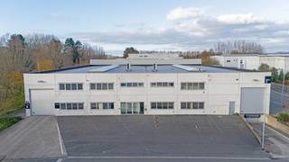 Bedrijfsgebouw bestaande uit 1.500 m² magazijnruimte met laadkade, 300 m² ingedeelde kantoorruimte en 20 parkeerplaatsen op een perceel van 3.762...