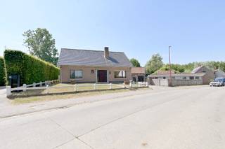 Deze eigendom is gelegen op een perceel van 1.814 m², op de grens van Scheldewindeke, Baaigem en Munte. Dankzij deze centrale ligging geniet u van een vlotte bereikbaarheid via onder meer de Hundelgemsesteenweg richting Merelbeke en de E40-oprit te Wetteren.<br /><br />De woning heeft een bewoonbare oppervlakte van 195 m² en omvat een inkomhal met gastentoilet, een ruime leefruimte, een afzonderlijke keuken met aansluitende wasplaats, een badkamer en een eerste slaapkamer op het gelijkvloers. Op de verdieping bevinden zich nog twee ruime slaapkamers.<br />Daarnaast beschikt de woning over een praktische kelder.<br /><br />Langs de zijkant van de woning bevinden zich verschillende stallingen en een schuur, wat tal van mogelijkheden biedt voor opslag, hobby of dierenliefhebbers.<br /><br />Een eigendom met potentieel en diverse mogelijkheden.