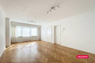De indeling is als volgt:<br />- Grote leefruimte met veel lichtinval.<br />- Ingerichte keuken die direct toegankelijk is vanuit de woonkamer.<br />- 2 slaapkamers, waarvan 1 grote en 1 kleinere die eventueel ook kan dienen als bureau of dressing.<br />- Badkamer voorzien van een enkele lavabo en een bad/douchecombinatie.<br />- Berging/wasplaats met de nodige aansluitingen voor een wasmachine.<br /><br />Bijzonderheden:<br />- Bewoonbare oppervlakte: 90 m² op de eerste verdieping.<br />- BJ: 1993 – Renovatiejaar: 2018.<br />- EPC: B-label, asbestveilig, elektriciteit conform gekeurd.<br />- Technieken: Dubbele beglazing, CV op aardgas (radiatoren).<br />- Garage inbegrepen in de prijs.<br />- Investering: Het pand wordt momenteel verhuurd (vraag naar de voorwaarden en uw persoonlijke rendementsberekening via ons kantoor).<br /><br />Interesse in dit appartement in een rustige buurt in de Noorderkempen?<br />Vraag je bezoek aan via veerle.pierar@dewaele.com of 03/369.42.50.<br /><br />(ver-)Kopen of (ver-)huren in de Noorderkempen?<br />Met vragen kan u altijd bij ons terecht!<br />Dewaele Vastgoed<br /><br />Deze AI-visualisaties zijn bedoeld als inspiratie. Er werd geen rekening gehouden met technische specificaties, stedenbouwkundige voorschriften of de concrete mogelijkheden tot realisatie.<br /><br /><br />Bestuursmaatregelen in het maatregelenregister: nee