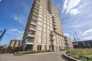 Dit appartement bevindt zich op de twaalfde verdieping van het moderne nieuwbouwcomplex O’sea Life en biedt comfortabel en stijlvol wonen op een toplocatie. Vanuit het appartement geniet je van een aangenaam zijdelings zeezicht. De ruime en lichtrijke woonkamer met open keuken vormt het hart van de woning en geeft rechtstreeks toegang tot het aangename terras. Het appartement beschikt over twee volwaardige slaapkamers, een verzorgde badkamer, een afzonderlijk toilet en een praktische berging. Een absolute troef is dat het appartement nog nooit werd bewoond. Het verkeert dan ook in nieuwe staat en werd volledig afgewerkt met renovatievlies en geschilderd. Het gebouw is uitgerust met een lift en een fietsenberging. Bovendien bestaat de mogelijkheid om een ruime ondergrondse staanplaats met laadpunt mee aan te kopen. De verkoop gebeurt onder het btw-stelsel. Droom je ervan om te wonen in een hedendaags nieuwbouwappartement, op wandelafstand van het strand en met zijdelings zeezicht? Dan is dit appartement zeker iets voor jou!