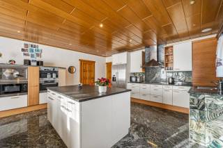 Deze open bebouwing, instapklaar gemaakt in 2019, is een bijzonder praktische woning, gelegen in de Wijngaardestraat 1 te Tienen. Op het gelijkvloers beschikt de woning over een ruime inkomhal, 3 volwaardige slaapkamers, een badkamer, een apart toilet, een zeer ruime keuken met alle toestellen en een gezellige, zeer grote leefruimte. De 1ste verdieping die ze gecreëerd hebben, biedt 2 extra ruime slaapkamers, een dressing en een tweede badkamer. De woning is volledig onderkelderd en omvat een garage, bergruimte, een derde badkamer en twee grote polyvalente kamers die perfect kunnen dienen als praktijk-, hobbyruimte of extra slaapkamers. Afhankelijk van uw noden en wensen! Buiten geniet u van een leuk terras en een ruime, volledig omheinde tuin.  Neem snel contact op en kom dit pareltje bezichtigen!