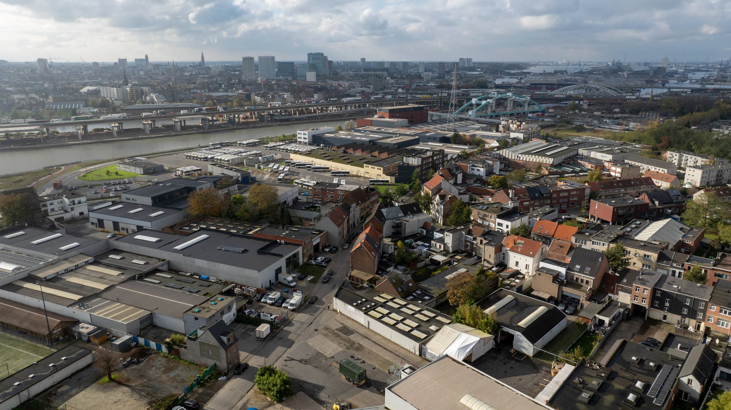 Uniek eigendom met tal van mogelijkheden en 3 wooneenheden te Antwerpen (Merksem)! - foto 4