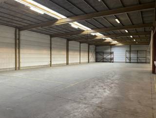 Magazijn/productieruimte van ca. 2.227m² met ruime parking te Oostrozebeke.Specificaties:- vloeroppervlakte van ca. 2.227m²- gepolierde...