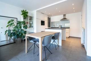 Modern 2-slaapkamer appartement met groot terras<br /><br />Instapklaar appartement op de eerste verdieping (lift aanwezig) in het groene Achterbos.<br /><br />Het appartement met een oppervlakte van 81m² bevindt zich in een recent en kleinschalig gebouw met slechts acht wooneenheden.<br /><br />Dit moderne appartement biedt alle comfort en energiezuinig wonen (EPC label B). De lichtrijke open leefruimte sluit naadloos aan bij de moderne en volledig uitgeruste keuken. Vanuit de leefruimte is er toegang tot het private terras met zicht op groen. Het appartement beschikt over twee slaapkamers en een badkamer met dubbele wasbak en inloopdouche. Naast de badkamer is er nog een afzonderlijk toilet. Tenslotte zijn er 2 bergingen waarvan één met aansluiting voor was- en droogmachine.<br /><br />De ruime kelderberging en bovengrondse staanplaats zijn inbegrepen in de vraagprijs.<br /><br />Kortom een comfortabel, onderhoudsvriendelijk en energiezuinig appartement op een fijne locatie !<br /><br />Specificaties :<br />* gunstig EPC B<br />* instapklaar, vrij van huurder<br />* lift aanwezig<br />* aluminium ramen met vliegenramen en op maat gemaakte blinden<br />* groot en privaat terras met zicht op groen<br /><br />Verkoop onder registratierechten.<br /><br />Kijkmomenten zijn enkel mogelijk op afspraak van vrijdag 24 tot en met zondag 26 april en van vrijdag 1 mei tot en met zondag 3 mei.<br /><br />Om een bezoek in te plannen kan u mailen naar jokerenaerts@hotmail.com of bellen naar 0494/844846 (graag na 18u 's avonds).<br /><br />