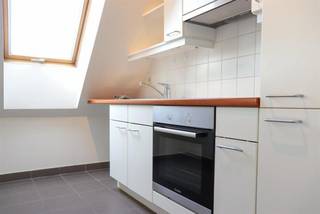 Situé au troisième étage d'une petite copropriété du centre de Salzinne , appartement de ± 90 m² idéalement agencé. Ce dernier se compose d'un hall d'entrée avec espaces de rangements et toilettes invités. Un vaste living baigné de lumière par de nombreuses fenêtres, une cuisine américaine entièrement équipée et une buanderie accessible depuis le hall. La partie nuit comprend deux grandes chambres de ± 12 m² ainsi qu'une salle de bains attente avec baignoire et double vasque. Proche de toutes commodités, cet appartement ne pourra que vous séduire. Disponible immédiatement. Prix : 233.000 € / mois Charges : 95,00€ / mois PEB : D - Place de parking extérieur : 17.000 €/mois - Place de Parking intérieur : 25.000 €/mois . Vous souhaitez visiter. Frais d'éacte de base à charge de l'acquéreur. Contactez-nous au +32 477 57 98 87 ou par mail à l'adresse LMEERT@TREVI.BE