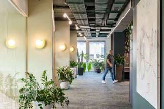 Hoogwaardige <strong>kantoorruimte</strong> van <strong>116  m²</strong> in Etterbeek, ideaal voor ondernemingen die op zoek zijn naar een professionele werkomgeving. Beschikbare oppervlaktes van <strong>116 m² tot 541 m².</strong><br />Gelegen op enkele minuten van de Europese wijk, met een metrostation  pal voor de deur, biedt Louis Schmidt 87 een uitzonderlijke bereikbaarheid, wat het een ideale keuze maakt voor ambitieuze organisaties die hun zichtbaarheid en uitstraling willen versterken.<br /><br />Op de <strong>3de verdieping</strong> is een kantoorruimte beschikbaar, ideaal voor bedrijven die op zoek zijn naar een moderne, goed bereikbare werkplek. <br /><br />Het gebouw beschikt over een indrukwekkend <strong>rooftop terras</strong> met een prachtig uitzicht over de stad. Daarnaast zijn er tal van praktische faciliteiten, zoals<strong> 6 EV-laadstations</strong> voor elektrische wagens, parkeergelegenheid voor auto's en fietsen, en douches en lockers, perfect voor medewerkers die met de fiets naar het werk komen.<br /><br />Een absolute troef is Cafette Mariette, een moderne en sfeervolle cafetaria met ruime en comfortabele zitplaatsen waar medewerkers zich meteen op hun gemak voelen. Het is de ideale plek om te lunchen, informeel te vergaderen of rustig te werken dankzij een snelle internetverbinding. Met een coffee corner, een Smartfridge en co-working spaces vormt Cafette Mariette een levendige ontmoetingsplek waar je moeiteloos kunt eten, werken en netwerken.<br /><br />Contacteer<strong> PANORAMA B2B</strong> voor meer informatie, plannen of een vrijblijvend plaatsbezoek: <strong>0477 09 00 09.</strong>