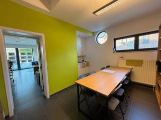 Bent u op zoek naar de perfecte locatie voor uw zaak?Dit goedgelegen handelspand op de hoek van de Kasteelstraat en de Hanenstraat biedt u een enorme...