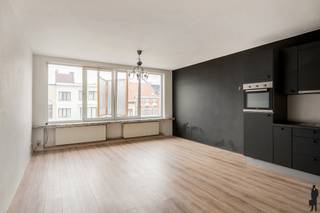 Instapklaar 1-slaapkamer appartement op centrale locatie! <br /><br />Dit appartement geniet van een uiterst centrale ligging waarbij openbaar vervoer, winkels, horeca en scholen zich op wandelafstand bevinden. <br />Het gebouw is goed onderhouden en voorziet geen grote kosten meer.<br />Ideale investering met een rendement van 6,08% of als starterswoning om in te trekken.<br /><br />Indeling:<br />- Inkomhal<br />- Lichtrijke leefruimte<br />- Functionele keuken <br />- Slaapkamer<br />- Badkamer met ligbad/douche, wastafel en wc<br />- Berging met technische voorzieningen en aansluiting voor was en droog<br /><br />Bijzonderheden:<br />- Wandelafstand van het mooie Bouckenborghpark<br />- EPC B<br />- Elektriciteit conform<br />- Asbestveilig<br />- €75 kosten/maand