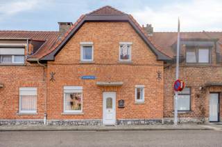 Deze te renoveren woning met 3 slaapkamers is gelegen in een eenrichtingsstraat te Kessel-Lo en biedt tal van mogelijkheden.<br /><br />Indeling:<br /><br />We betreden de woning via de inkomhal met vestiairekast. Verder wandelen we door naar de ruime en lichtrijke woonkamer die in verbinding staat met de keuken en bijkeuken. Alsook een 2de living. Achteraan vinden we nog een badkamer met douche en aansluiting voor een wasmachine en droogkast. Op het gelijkvloers vinden we ook nog een apart gastentoilet.<br /><br />Via de trap bereiken we de eerste verdieping. Hier vinden we 3 slaapkamers, waarvan 2 slaapkamer met een oppervlakte van 11m² en 1 slaapkamer van 8m². Verder is er een badkamer met bad en enkel lavabo en een praktische berging.<br /><br />Tot slot is er een zolder die zich uitstrekt over de volledige oppervlakte (44m²) die omgebouwd kan worden tot 4de slaapkamer en / of extra badkamer of die kan gebruikt worden als stockageruimte. Als laatste is er een kelder.<br /><br />EPC F, renovatieverplichting. Niet-asbestveilig. Elektriciteit is niet conform. Verwarming is op gaskachels.<br /><br />Voor meer info of een bezoek ter plaatste, mag u ons steeds contacteren!