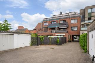 Instapklaar en<strong> energiezuinig</strong> appartement op toplocatie in Hoogstraten.<br /><br />Langs de inkomhal met gastentoilet betreden we dit verzorgde en lichtrijke appartement. De ruime leefkamer vormt het hart van de woning en sluit naadloos aan op de open leefkeuken, ideaal voor wie houdt van gezellig koken en samenzijn. Aangrenzend bevindt zich een praktische berging voor extra opslagruimte.<br /><br />Het slaapgedeelte is toegankelijk via de living en biedt <strong>twee comfortabele slaapkamers</strong> van respectievelijk 12 m² en 10 m². De grootste slaapkamer geeft bovendien uit op een gezellig terrass, perfect om even tot rust te komen. De recent vernieuwde badkamer is uitgerust met een ligbad/douche en een dubbele lavabo, afgewerkt met moderne materialen en oog voor detail.<br /><br /><span>Troeven van dit appartement:</span><br /><br />Inclusief garage<br />Energiezuinig en onderhoudsvriendelijk<br />Vernieuwde badkamer<br />Gelegen op een absolute toplocatie<br />Ideaal voor starters of investeerders<br /><br />Kortom, een comfortabel en praktisch appartement met een doordachte indeling, hedendaagse afwerking en uitstekende ligging. Mis deze kans niet en plan vandaag nog je bezoek!