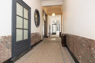 Gelegen in het hartje van Antwerpen, verscholen achter de iconische gevel van De Witte Lelie, betreedt u een uitzonderlijk ruim appartement in...