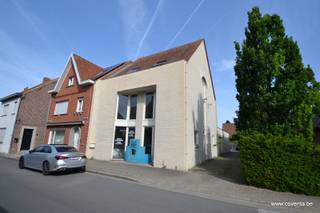 <strong>Kantoor- of handelsruimte te koop in Waregem (Desselgem) – met achterliggende loods en parking.</strong><br /><br />Deze voormalige winkel, gelegen in het hart van <strong>Desselgem (Waregem)</strong>, biedt een uitstekende opportuniteit voor ondernemers die op zoek zijn naar een <strong>praktische, zichtbare en veelzijdige commerciële locatie</strong>.<br /><br />De handelsruimte van <strong>± 80 m²</strong> is uitgerust met <strong>ingebouwde kasten</strong> en geniet van een mooie lichtinval dankzij de brede raampartij aan de voorzijde. Ideaal als kantoor, praktijkruimte, winkel, showroom of dienstverlenende activiteit.<br /><br />Aansluitend bevindt zich een <strong>ruime loods van 107 m²</strong>, perfect voor stockage, atelier, logistiek of uitbreiding van de activiteiten. De aanwezigheid van <strong>privé‑parkeerplaatsen</strong> maakt dit pand extra aantrekkelijk voor klanten, leveranciers en personeel.<br /><br /><u>Troeven van dit pand:</u><br /><br />✔ Handels-/kantoorruimte van<strong> ± 80 m²</strong> met ingebouwde kasten;<br />✔ <strong>Achterliggende loods van 107 m²</strong>;<br />✔ <strong>Privé‑parking </strong>achteraan;<br />✔ Geschikt voor tal van commerciële of professionele doeleinden;<br />✔ Gunstige ligging in <strong>Waregem – Desselgem</strong>;<br />✔ Goede bereikbaarheid en zichtbaarheid.<br /><br />Dit pand combineert <strong>functionaliteit, ruimte en commerciële mogelijkheden</strong> op een toplocatie. Een ideale investering voor wie een <strong>praktische werkruimte met opslag</strong> zoekt in de regio Waregem.<br /><br />EPC label C