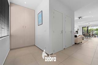 Deze instapklare woning werd volledig gerenoveerd en aangepast aan de hedendaagse normen en comforteisen. Het eigendom bevindt zich vlak bij...