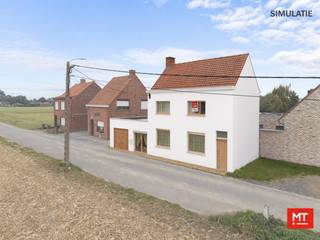 Op een afgelegen locatie te Geluwe maar toch vlakbij A19 Ieper-Kortrijk en verschillende winkels treffen we deze te renoveren woning. In...