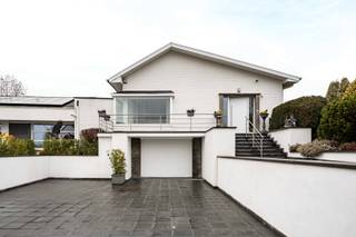 <p>Deze exclusieve villa bevindt zich in de residentiële woonwijk van Goeferdinge vlabij het centrum Geraardsbergen.<br />De woning geniet van een topligging waar rust en privacy hand in hand gaan met een uitstekende bereikbaarheid van scholen, belangrijke invalswegen, station…<br />Bij het betreden van de woning word je verwelkomd in een ruime inkomhal die leidt naar de leefruimte. Deze bestaat uit een zithoek en eetkamer en loopt naadloos over in een tweede zithoek met bar, ideaal voor ontspanning en ontvangst van gasten. Vanuit deze ruimte heb je een open zicht op het uitzonderlijk grote en verwarmde binnenzwembad, wat de woning een uniek wellnesskarakter geeft. Aansluitend bevindt zich een ingerichte wellnessruimte met sauna, douche en kleedkamer.<br />De moderne, vernieuwde keuken is uitgerust met alle hedendaags comfort en sluit perfect aan bij het luxueuze karakter van de woning. Grote raampartijen zorgen overal voor een overvloed aan natuurlijk licht en versterken de connectie met de tuin. Vanuit de veranda geniet je van een prachtig zicht op de aangelegde tuin met meerdere zonneterrassen en een praktisch tuinhuis.<br />De woning beschikt verder over drie volwaardige slaapkamers en een badkamer met bubbelbad en inloopdouche.<br />Ook op technisch vlak scoort deze villa dankzij zonnepanelen, warmtepomp en airconditioning.<br />Tot slot is er een kelderruimte en een inpandige garage voor twee wagens en een oprit voor 6 wagens.<br />Interesse?<br />Contacteer Katrien: 0473/42.76.99. – katrien@cornelis-partners.be<br />Vraagprijs: € 729.000</p>