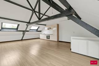 Gelegen in het charmante dorp Malle, biedt dit unieke pand de perfecte combinatie van een bloeiende handelszaak en comfortabel wonen. 

Het handelsgedeelte van het pand biedt een veelzijdige ruimte die ideaal is voor verschillende commerciële doeleinden.
Het woongedeelte is gerenoveerd en beschikt over twee slaapkamers, een gezellige woonkamer met een open uitgeruste keuken en een moderne badkamer.

De gunstige ligging van het pand is een absolute troef! 

Kortom, dit pand biedt een unieke kans om te wonen en te werken in het hart van Malle. Aarzel niet om contact met ons op te nemen voor meer informatie of om een bezichtiging in te plannen.