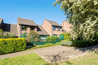 koop: gesloten bebouwing in een gezellige residentiële wijk van Grimbergen, nabij park en invalswegen.<p><br /></p><p>Deze woning uit 1978 biedt een comfortabele indeling en een rustige ligging, ideaal voor wie wil wonen in een aangename buurt met vlotte bereikbaarheid. Dankzij het EPC-label D en de afwezigheid van renovatieverplichting kan je meteen genieten van je nieuwe thuis zonder grote werken. De nabijheid van groen en belangrijke verbindingswegen maakt dit een praktische én charmante keuze.</p><p><br /></p><p>Belangrijkste ruimtes:<br />• Woonkamer (33,7 m²) met veel lichtinval<br />• Keuken (11,0 m²) met directe toegang tot de veranda<br />• Veranda (13,4 m²) als extra leefruimte<br />• 3 slaapkamers (20,5 m², 12,0 m², 10,4 m²)<br />• Badkamer (4,5 m²)<br />• Garage (22,0 m²)<br />• Berging (3,4 m²)<br />• Toilet (1,7 m²)<br />• Inkomhal (3,3 m²)<br />• Nachthal (7,5 m²)</p><p><br /></p><p>Troeven:<br />• Gezellige residentiële wijk<br />• Vlotte bereikbaarheid<br />• Geen renovatieverplichting</p><p><br /></p><p>Neem vandaag nog contact op met je ERA-makelaar voor een bezoek.</p><p><br /></p><p>JOUW DROOMHUIS. ZO GEVONDEN!</p>