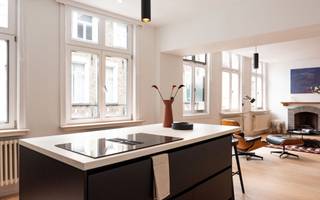 Van een verrassende eigendom gesproken! Unieke woning met écht loftgevoel, midden in het historische centrum van Brugge.<br /><br />Op het leefniveau: een ruime woon- en eetkamer met open, volledig uitgeruste keuken, badend in natuurlijk licht dankzij grote raampartijen. Een aparte bureauruimte, gescheiden door sfeervolle binnenramen, zorgt voor een visuele connectie zonder in te boeten aan privacy. Ook een eerste badkamer bevindt zich op dit niveau.<br /><br />Boven vindt u twee slaapkamers - één nu ingericht als dressing - een tweede als luxueuze master-bedroom met vrijstaand bad, ruim lavabomeubel en apart toilet. De dakramen geven zicht op het aanpalende erfgoed en bieden een unieke sfeer aan de ruimte. Een terras realiseren behoort tot de mogelijkheden; hierover werd reeds positief overleg gepleegd met Stedenbouw en Monumentenzorg.<br /><br />Extra troeven: aparte wasruimte, berging en ruime droge kelder.<br /><br />Deze unieke woning wordt aangeboden met een startprijs. De verkoper behoudt zich het recht voor om elk bod te aanvaarden of te weigeren, of verder te onderhandelen met één of meerdere kandidaten.<br /><br />Volgens het Maatregelenregister zijn er op dit perceel geen maatregelen van toepassing.<br /><br />Kom het zelf ontdekken.<br />Contacteer Katrien voor een bezoek: <br />📞 0477 46 53 11 <br />📩 katrien@waeyler.be