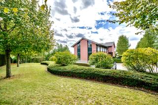 Grote degelijke villa met extra kantoor/prakijkvleugel, handige parking, en volledig onderkelderd. Mooi terras en aangename tuin met een prachtig zicht op groen. 
Dit op een TOPligging qua bereikbaarheid. 

Indeling woning: 
inkom en traphal, apart toilet, geïnstalleerde keuken met eiland (uitgevend op een gezellig terras), bijkeuken, leuke lichtrijke leefruimte (inbouwcassette), uitgevend op een 2de terras en tuin met prachtige zichten op groen. Op het verdiep bevinden zicht de overloop (kan tevens in een slaapkamer omgevormd worden), masterbedroom met ensuite badkamer, slaapkamer met dressing (kan ingericht worden in een douchekamer). 
Indeling kantoor: 
aparte inkom met wachtkamer, vestiaire en sanitaire voorzieningen (2 toiletten), leuke bureauruimte/praktijk, keuken met extra eetplaats, en op het verdiep: extra bureauruimtes, vergaderruimte, extra toilet en archief.
Indrukwekkende kelder: sportzaal, wijnbar, dubbele garage met laadpunt, extra berging. 

Deze eigendom is ideaal voor mensen op zoek naar een combinatie van wonen en werken. 

Bezoek na afspraak met IMMO BEGUIN: info@immobeguin.be
