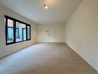 Deze volledig nieuwe, instapklare woning combineert modern wooncomfort met een praktische indeling.<br /><br />Op het gelijkvloers beschikt de woning over een ruime inkomhal, een gastentoilet en een kelder. De lichtrijke leefruimte (foto bemeubeld via AI) sluit aan op de modern ingerichte keuken, voorzien van een koelkast, oven, dampkap, fornuis en vaatwasser. Aansluitend bevindt zich een handige berging met aansluiting voor een wasmachine.<br /><br />De trap leidt naar de eerste verdieping, waar zich drie slaapkamers en een moderne badkamer bevinden. De badkamer is uitgerust met een lavabomeubel, inloopdouche en toilet. Daarnaast beschikt de woning over een zolder, ideaal als extra bergruimte.<br /><br />Buiten geniet je van een aangenaam terras en een stadstuin. De tuin wordt in het najaar nog voorzien van grasmatten.<br /><br />Een volledig nieuwe woning die meteen klaar is om te betrekken, met alle hedendaagse comfort en een praktische indeling.