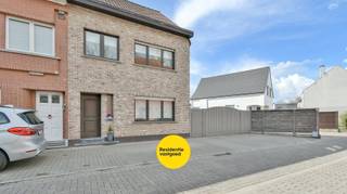 Welkom in deze charmante halfopen bebouwing in Erembodegem. Gelegen in een doodlopende straat, waar u volledig tot rust kunt komen.<br /><br />Bij het binnenkomen wordt u verwelkomd in de inkomhal met plaats voor vestiaire. De leefruimte is lichtrijk dankzij de grote raampartijen en loopt naadloos over in de eetplaats. Aansluitend bevindt zich de volledig uitgeruste keuken, die praktisch is ingericht. Op het gelijkvloers vinden we verder nog een badkamer, voorzien van een ligbad/douche, lavabo met meubel en toilet.<br /><br />Op de eerste verdieping bevinden zich drie volwaardige slaapkamers. De zolder is bereikbaar via een valtrap en kan, mits het plaatsen van een vaste trap, perfect ingericht worden als vierde slaapkamer.<br /><br />Voor de woning zijn er drie standplaatsen, de tuin is toegankelijk via een praktische zijpoort en is volledig omheind, waardoor u in alle privacy kunt genieten. Deze aangename buitenruimte vormt een echte oase van rust, ideaal om te ontspannen of gezellige momenten door te brengen met familie en vrienden.<br /><br />Daarnaast beschikt de tuin over twee praktische bergingen, ideaal voor het opbergen van tuinmateriaal, fietsen of extra opslag. Extra bergruimte is eveneens voorzien in de kelder.<br /><br />De vermelde prijs is een richtprijs; elk bod, zowel hoger als lager, wordt voorgelegd aan de eigenaar, die zich het recht voorbehoudt dit te aanvaarden of te weigeren.<br /><br />Neem voorsprong met een vrijblijvende en gratis schatting van uw eigendom via:<br />www.residentievastgoed.be/gratisonlineschatten