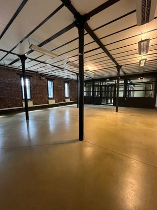 Office space strategically located between the Sablon and Gare du Midi, in the heart of the Marolles district.<br />Easily accessible by public transport, and numerous facilities in the immediate vicinity (shops, restaurants, bars, etc.).<br />Provisions for charges: 35 €/sqm/year.<br />Price excluding tax and property tax.