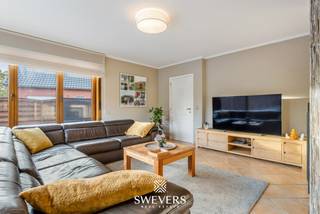 Voor meer info en foto’s, surf naar www.swevers.be – In het rustige Paal wacht deze vrijstaande woning op een zuidgericht perceel van 15a 30ca op haar nieuwe bewoners. Gebouwd in 2001 en voorzien van o.a. zonnepanelen (2011 &amp; 2022), airco en batterijopslag, biedt de woning met haar 215m² bewoonbare oppervlakte veel ruimte en comfort. Het gelijkvloers beschikt over een ruime slaapkamer (20,97m²), een grote badkamer (20,7m²), een open keuken (23m²) met aansluitende leefruimte (23,3m²) én praktische berging. De zolderverdieping werd in 2015 ingericht met twee uitzonderlijk grote slaapkamers (35,5m² en 31,95m²) en extra berging. De volledige kelderverdieping (83,8m² + garage van 34,23m²) biedt talloze mogelijkheden. Buiten geniet je van een zuidgerichte tuin en terras met maximale privacy. Rustige, kindvriendelijke ligging nabij winkels, scholen en E313. Voor meer informatie, bel 011 255 155. Bron bewoonbare oppervlakte: EPC – verslag.