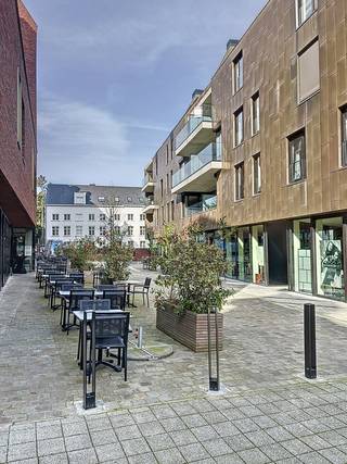 In Residentie Ursulinenhof, in het centrum van Hasselt, bevindt zich deze ruime assistentiewoning met een zuidoostgericht terras. Hier combineert u zelfstandig wonen met de mogelijkheid tot ondersteuning en dienstverlening binnen de residentie. Winkels, horeca, openbaar vervoer en dagelijkse voorzieningen liggen op wandelafstand.<br /><br />De woning werd gerealiseerd in 2015 en beschikt over een oppervlakte van circa 86 m². De praktische, toegankelijke indeling en de ruime lichtinval zorgen voor een aangename woonomgeving. De lichtrijke leefruimte sluit aan op een open, ingerichte keuken. Via de grote raampartijen bereikt u het terras, waar u geniet van een mooi uitzicht op de verzorgde binnentuin.<br /><br />Verder omvat de woning een ruime slaapkamer, een volledig uitgeruste en rolstoeltoegankelijke badkamer, een afzonderlijk gastentoilet en een praktische berging met wasruimte. Een privatieve kelderberging is inbegrepen in de verkoop. Daarnaast kunt u een autostaanplaats aankopen voor € 45.000.<br /><br />Ook op energetisch vlak biedt deze eigendom een mooie troef, met een EPC van 70 kWh/m². De elektrische installatie is conform.<br /><br />Dankzij de centrale ligging, de comfortabele indeling en de beschikbare dienstverlening is deze assistentiewoning een interessante keuze voor eigen bewoning. Ook voor investeerders die zorgvastgoed in het centrum van Hasselt zoeken, biedt dit pand mogelijkheden.<br /><br />Wilt u deze assistentiewoning zelf ontdekken? Contacteer Meyers Vastgoed voor meer informatie of een bezichtiging in Residentie Ursulinenhof.