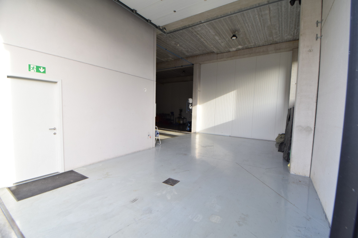 KMO-unit/ magazijn van 200 m² + kantoorruimte met sanitair en 3 autostaanplaatsen.   - foto 4