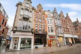 Op een uitstekende locatie, op de Ijzerenleen pal in het centrum van Mechelen, bevindt zich dit karaktervol handelspand. U geniet van een schitterende visibiliteit en een optimale bereikbaarheid in het centrum.<br /><br />Het gelijkvloers omvat een ruime handelsruimte die tal van mogelijkheden biedt en geschikt is voor uiteenlopende commerciële activiteiten. Achteraan bevindt zich een praktische opbergruimte of werkplaats, waar eventueel ook een keuken kan worden ingericht. Daarnaast is er op het gelijkvloers een apart toilet aanwezig.<br /><br />De eerste verdieping beidt nog tal van mogelijkheden voor uitbreiding van de handelsruimte of als woonst. U zou hier een woonkamer kunnen inrichten en een eetkamer met plaats voor een eventuele keuken, evenals een afzonderlijk toilet achteraan. Op de tweede verdieping kunt u twee aparte slaapkamers voorzien. U beschikt op de derde verdieping over een badkamer en een derde slaapkamer.<br /><br />De plannen van het pand zijn terug te vinden bij de bijgevoegde bestanden.<br /><br />Dit is een uitstekende opportuniteit als u op zoek bent naar een zeer interessant handelspand op een toplocatie in Mechelen. Contacteer ons voor meer informatie op 0472/22 12 41 of neem een kijkje op www.boonstravastgoed.be. <br /><br />Bijzonderheden:<br />- Uitstekende locatie<br />- Schitterende visibiliteit<br />- Verschillende mogelijkheden