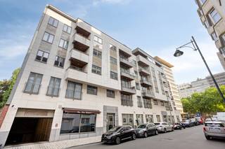 Centrally located next to the famous Avenue Louise and within walking distance of Place Châtelain Square, Rue du Magistrat 9, a luxurious apartment...