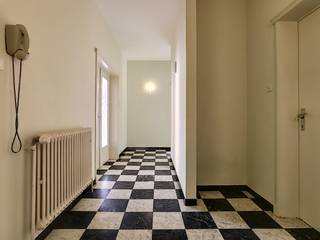 This spacious and bright ground floor apartment is located in a quiet neighborhood in the center of Ypres. Thanks to the large windows, you can enjoy plenty of natural light in the living areas. Perfect for those looking for comfort, space and a convenient location.Layout:-Entrance hall (18 m²) with separate guest toilet-Spacious living space (40 m²) with lots of light-Equipped kitchen (15 m²) with stove, hood, double sink and built-in cupboards-Practical storage/laundry room-Bathroom with sink and bath/shower-Three bedrooms (25 m², 21 m² and 12 m²)Extras:-Basement storage on floor -1- Parking space Located in a central location, with easy access to roads and a short distance from shops and public transport.