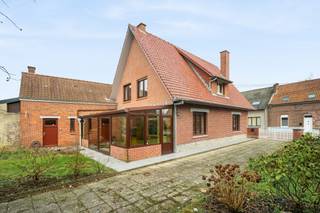 Nestled in the heart of the village of Laplaigne on a plot of nearly 3,000 m², this sound and solid house offering a generous living area of 229 m²...