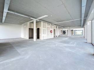 In het prestigieuze nieuwbouwproject Groenloo, gelegen op de voormalige Kodaksite in Vilvoorde, bieden wij nog 5 moderne kantoorruimtes te koop aan. Deze unieke locatie combineert een vlotte bereikbaarheid met een groene, hedendaagse werkomgeving.<br /><br />Kenmerken:<br />- Oppervlakte: 187,67 m²<br />- Casco oplevering: volledige vrijheid om de ruimte naar eigen smaak en noden in te richten<br />- Moderne nieuwbouw met kwalitatieve uitstraling<br />- Gelegen in een dynamische en groeiende omgeving<br /><br />Daarnaast zijn er ook nog:<br />- Staanplaatsen te huur/ te koop<br />- Bergingen te huur/ te koop<br /><br />Dankzij de strategische ligging nabij belangrijke invalswegen en het centrum van Vilvoorde, is deze locatie ideaal voor ondernemingen die op zoek zijn naar een professionele en vlot bereikbare uitvalsbasis.<br /><br />Troeven:<br />- Nieuwbouwproject met moderne architectuur<br />- Flexibele invulling (casco)<br />- Parkeermogelijkheden en extra opslagruimte<br />- Aantrekkelijke en groene omgeving<br /><br />Interesse? Neem vandaag nog contact op voor meer informatie of een bezichtiging en ontdek de mogelijkheden van uw toekomstige kantoor in Groenloo!<br /><br />Bestuursmaatregelen in het maatregelenregister: in aanvraag