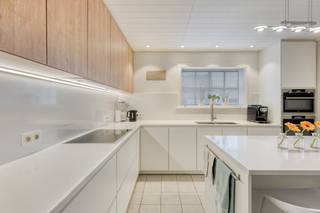 On a land area of 878m², we find this renovated 4-bedroom house for sale. This spacious family home is located near the charming village center...