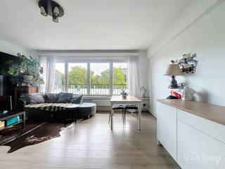 In één van de charmantste straatjes van de oude binnenstad vind je dit gerenoveerde appartement op de vierde verdieping van een kleinschalig gebouw. Je komt binnen via de inkomhal, waarna de lichte woonkamer (ca. 31 m²) meteen opvalt door het open zicht over Sint-Andries. De open, uitgeruste keuken beschikt over een koelkast, keramische kookplaat, dampkap en vaatwasser.<br />Achteraan bevinden zich twee slaapkamers (13 m² en 7 m²), beide afgewerkt met een laminaatvloer. De ruime badkamer is ingericht met een ligbad, badkamermeubel en plaats voor een wasmachine. In de nachthal is er een apart toilet, alsook een handige berging.<br />Het gebouw werd recent integraal gerenoveerd. Er is een individuele gascondensatieketel, dubbele beglazing, een conform dak, veiligheidsdeur, videofoon en een private kelderberging. Ook de elektriciteit is volledig conform.