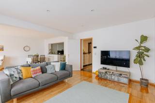 <p><span>Op een boogscheut van De Bist kan je dit verrassend ruime appartement vinden. Het ligt op de eerste verdieping van een rustige en verzorgde residentie. </span></p><p><span> </span></p><p><span>Eens je door de voordeur wandelt, ga je hier van de ene ontdekking naar de andere.</span></p><p><span>En het wordt snel duidelijk dat aan ruimte geen gebrek is in dit appartement. Dat start bij de inkomhal met berging en vestiaire met ingemaakte kastenwand. Vervolgens vind je aan de straatzijde een uitgestrekte leefruimte met aansluitend een ruime leefkeuken. Verrassend genoeg ligt achter de keuken ook nog een grote bergruimte/wasplaats. Als je richting de achterzijde van het appartement gaat, vind je eerst een ruime en verzorgde badkamer. Vervolgens loop je via een hal met ingemaakte kastenwand richting de 2 grote slaapkamers. </span></p>