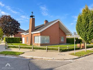 <p>Goed onderhouden vrijstaande woning, gelegen in een rustige woonwijk op fietsafstand van het centrum van Kortrijk en met een uitstekende verbinding naar de E403, E17 en R8.</p>
<p>De woning omvat een inkomhal met vestiairehoek en apart toilet, een ruime en lichtrijke leefruimte met zit- en eethoek en een leefkeuken voorzien van alle comfort. Aansluitend bevinden zich een droge kelder, inpandige garage en berging. Aan de voorzijde is er een gezellig zonneterras en achteraan ligt een ruime tuin met tuinberging en oprit.</p>
<p>Het slaapgedeelte omvat 2 slaapkamers en een vernieuwde badkamer met douche, lavabomeubel en toilet, met aansluitend een ruime dressing. De ruime nachthal biedt de mogelijkheid om een vaste trap naar de zolderruimte te plaatsen. Deze verdieping kan verder ingericht worden tot extra slaapkamers. Momenteel is er reeds een slaapkamer aanwezig met aanpalende ruimte voorzien van toilet en lavabo.</p>
<p></p>
<p>Extra troeven:</p>
<p></p>
<ul>
<li>Conforme elektriciteit</li>
<li>Geen renovatieverplichting</li>
<li>Voorzien van rolluiken</li>
<li>Ruime zolder</li>
<li>Droge kelder</li>
<li>Topligging in rustige woonwijk</li>
<li>Vlotte verbinding naar autosnelwegen en ring</li>
<li>Mogelijkheid tot extra slaapkamers</li>
</ul>
<p></p>
<p>Deze woning is te koop ZONDER makelaar via het concept van Smart Houses! Wenst u verdere inlichtingen of een bezoek? Contacteer rechtstreeks de eigenaar via <span>+32478473160</span></p>