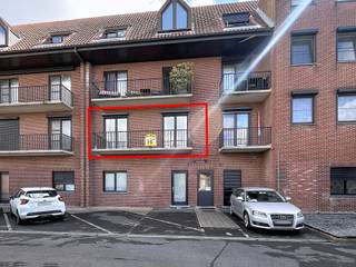 <p><span>Appartement in het centrum van Roeselare</span></p><p><span> </span></p><p><span>Bent u op zoek naar een ruim en lichtrijk appartement op een toplocatie in het centrum van Roeselare? </span></p><p><span>Dan is dit appartement zeker iets voor u.</span></p><p><span> </span></p><p><span>U wordt verwelkomd in een ruime inkomhal. Het appartement beschikt over 2 grote slaapkamers, voorzien van rolluiken, een apart toilet en een badkamer uitgerust met een dubbele lavabo en inloopdouche.</span></p><p><span>De ruime leefruimte geniet dankzij de vele ramen van een uitzonderlijke lichtinval en creëert een aangename, open sfeer. </span></p><p><span>Aansluitend bevindt zich de volledig uitgeruste keuken, voorzien van alle toestellen en maar liefst 2 koelkasten.</span></p><p><span>Verder beschikt het appartement over een praktische en ruime berging en terras achteraan.</span></p><p><span>Een extra troef is de garage met elektrische poort, voorzien van verlichting en elektriciteit. Optioneel bij te huren voor 80.00</span></p><p><span> </span></p><p><span>Prijs: 700/maand + 75.00 voorschot syndic en water + garage 75.00/maand</span></p><p><span> </span></p><p><span>Ideaal voor wie comfortabel en centraal wil wonen in het hart van Roeselare.</span></p>
