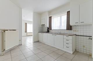 <p><strong>2-slaapkamer appartement in hartje Lille – zonder gemeenschappelijke kosten!</strong></p>
<p>Dit gezellige appartement met <strong>2 slaapkamers</strong> bevindt zich op een <strong>centrale ligging</strong> in het centrum van Lille. Het appartement is voorzien van een <strong>functionele keuken</strong>, <strong>badkamer</strong>, <strong>praktische tuinberging</strong> en een <strong>aangenaam terras</strong> waar je heerlijk kan genieten van de buitenlucht.</p>
<p>De bereikbaarheid is een groot pluspunt: op slechts <strong>1,7 km van de autosnelweg Eindhoven – Antwerpen</strong> ben je in geen tijd onderweg richting stad of werk.</p>
<p>Een extra troef: <strong>er zijn geen gemeenschappelijke kosten</strong> verbonden aan dit appartement!</p>
<p>Kortom, een ideale woonst voor wie comfortabel wil wonen met alle voorzieningen binnen handbereik.</p>