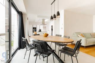 Te centrum Sint-Lievens-Houtem vinden we deze quasi totaal gerenoveerde woning, afgewerkt met oog voor detail en met gebruik van hoogwaardige materialen. Deze woning omvat een inkomhall, grote en lichtrijke leefruimte en een eetplaats met geïntegreerde topkeuken! Verder is er een gastentoilet, een badkamer met douche en wasmeubel en een wasplaats. Achteraan vinden we een ruime plaats, ideaal geschikt als bureau of kantoor, mede door zijn toegankelijkheid via een doorgang langs de Doelstraat. Op het verdiep treffen we 2 grote slaapkamers en een luxe tweede badkamer. Verder is er een handige dressing, langs waar we via een vaste trap de volledig ingerichte zolderruimte bereiken. Hier zijn nog 2 ruime kamers voorzien. De woning heeft eveneens een droge provisiekelder. Langs een schuifraam vanuit de keuken/eetplaats komen we op een aangelegd zonneterras en buitenruimte. De garage naast de woning is splinternieuw aangebouwd, met eveneens hoogwaardige materialen en geeft u de luxe om de wagen(s), fietsen en materiaal allerhande veilig en droog te stockeren! De zijgevel aan tuin en terras dient nog afgewerkt te worden, hiervoor beschikken we reeds over een offerte, die kan worden ingekeken bij een bezoek ter plaatse. Absolute topper! Voor meer inlichtingen of een bezoek, contacteer Veronique 0483/676579