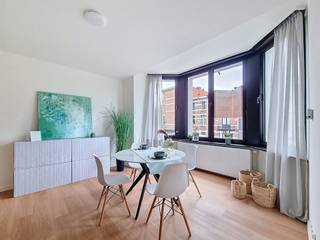 Prima gelegen appartement in een kleinschalig en volledig vernieuwd gebouw nabij E19, A12 en de Parken uit het zuiden van Antwerpen. Op de...