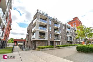 <p><span>Appartement de 3 chambres prêt à emménager avec place de parking au cœur de Boortmeerbeek</span></p><p><span>Vous recherchez de l'espace, un confort moderne et un emplacement de choix ? </span></p><p><span>Cet appartement situé au cœur du village de Boortmeerbeek vous accueille à bras ouverts. Pour des raisons familiales, le logement n’a été habité que pendant deux ans, ce qui lui confère un aspect véritablement neuf !</span></p><p><span>Le spacieux salon lumineux dispose d’une cuisine ouverte entièrement équipée. Juste à côté de la cuisine se trouve un débarras pratique avec des branchements pour votre lave-linge et votre sèche-linge. </span></p><p><span>Depuis le salon, vous accédez directement à la terrasse conviviale, qui offre une vue apaisante sur la cour intérieure.</span></p><p><span>Le couloir de nuit donne accès aux trois chambres à coucher spacieuses et aux toilettes séparées. La salle de bains confortable est entièrement équipée d’un lavabo et d’une douche à l’italienne. Plus loin dans le couloir, il est possible d’aménager une deuxième salle de bains (actuellement, vous y trouverez une buanderie avec un évier).<br /><br />Dans le garage souterrain du projet 'De Malterie', vous disposez d’une place de stationnement privée extra-large.</span></p><p><span>Vous pouvez garer vos vélos en toute sécurité dans le local à vélos commun.</span></p><p><span>L'emplacement est idéal : les écoles, la gare et la place du village sont accessibles à pied. De plus, vous bénéficiez d'une liaison rapide vers Louvain, Malines, Bruxelles et Anvers.</span></p><p><span>Est-ce l'appartement de vos rêves? Contactez-nous vite pour organiser une visite !</span></p><p><span><br />015 20 36 00 - info@domoxim.be</span></p>