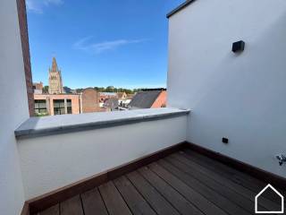 Appartement 0301 is gelegen op de derde verdieping van Residentie Melrose Place en heeft een totale oppervlakte van 105,31 m². Met daarbij een noord-oost en zuid-west georiënteerd terras van samen 15 m². Het appartement beschikt over 2 slaapkamers.<br /><br />ONTDEK DIT APPARTEMENT VIA DE VIDEO: <br /><br />Residentie MELROSE PLACE, een exclusief project op een zéér centrale ligging.<br /><br />Een project binnen in karaktervolle gebouwen in hartje Ieper. Het beperkt aantal wooneenheden zorgt voor<br />een leefbare residentie.<br /><br />Residentie MELROSE PLACE omvat 6 ruime appartementen met 1 of 2 slaapkamers en één studio op de<br />gelijkvloerse verdieping bij fase 1 (Rijselstraat). In een latere fase van dit project (Merghelynckstraat) worden er<br />1duplex-appartement , 4 lofts en 1 bestaande loft gerealiseerd.<br /><br />Verder is er ook een mogelijkheid tot aankopen van autostaanplaats en/of garage.<br /><br />Bij het ontwerp werd gekozen om exclusieve en betaalbare appartementen te ontwikkelen.<br /><br />Ook de ligging van residentie MELROSE PLACE is één van de grote pluspunten, de residentie is gelegen in<br />het hart van de stad, waar alle voorzieningen (bakkerij, slagerij, apotheek,…) na bij zijn. Er is ook een vlotte<br />verbinding met de Noorderring die u vlot tot de oprit van de A19 brengt.<br />