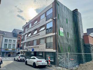 <p>Quares – by TREVI presenteert :<br /><br />Opbrengsteigendom/ mogelijkheid tot projectontwikkeling bestaande uit verschillende entiteiten. Een handelshuis op de gelijkvloerse verdieping en volgende indeling over de 3 verdiepen: vier appartementen en twee studio’s. Het gebouw is gelegen in het hart van de stad Geraardsbergen en op een boogscheut van de Dender. Een top locatie op wandelafstand van alle winkels, scholen, het openbaar vervoer en het station. <br /><br />De straatbreedte langs de Brugstraat is 7 meter. Langs de Penitentenstraat bedraagt deze een lengte van 19 meter.<br /><br />In het gebouw zijn alle entiteiten bereikbaar via de trap en de lift.<br /><br />De appartementen en studio’s zijn verhuurd doch in overleg met de verkopende partij kunnen deze opgezegd worden.<br />In de kelderverdieping beschikt ieder appartement over een privatieve kelder.<br />Afzonderlijke nutsvoorzieningen per appartement, geen syndicus in het gebouw.<br /><br />Vlotte bereikbaarheid naar de uitvalswegen naar Gent & Brussel.<br />Voor meer gedetailleerde info gelieve contact op te nemen met tom.duerinckx@quares-trevi.be</p>