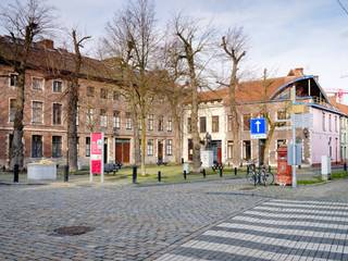 In one of the city’s most sought-after neighbourhoods, Prinsenhof, we discreetly offer a property to be renovated.<br />This townhouse, featuring a protected front façade, already benefits from an approved environmental permit and a detailed cost estimate, allowing you to proceed immediately with clarity and confidence.<br />With four full-sized bedrooms, two bathrooms and an integrated garage, the property offers ample space and comfort for pleasant living. The south-facing outdoor area is limited in size but enjoys a private character.<br />Please feel free to contact us should you wish to receive further information regarding the possibilities.