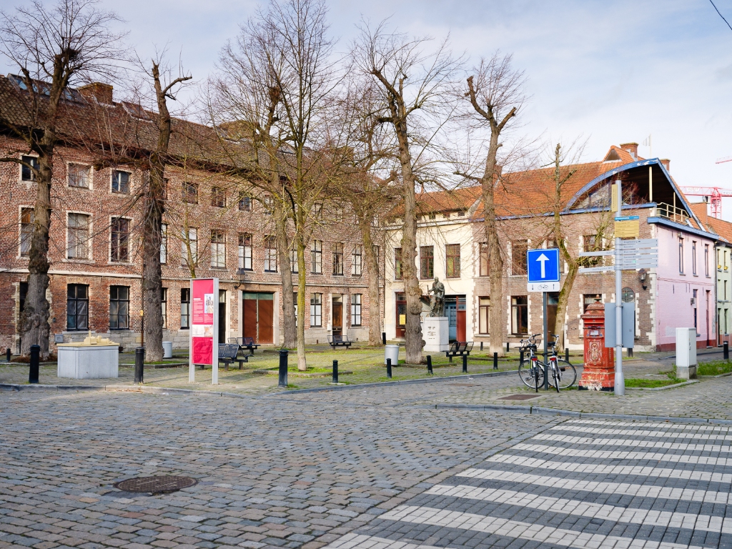 Maison de ville à rénover avec permis, située dans un emplacement exclusif - photo 2