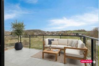 Dit penthouse (145 m²) te Brakel onderscheidt zich door een uitzonderlijk laag E-peil (E39), wat resulteert in een gunstig EPC A-label. Het pand is volledig rolstoeltoegankelijk en voorzien van moderne extra’s zoals airco, zonwering en vliegenramen. De overvloed aan ingebouwde kasten zorgt voor een strakke en georganiseerde uitstraling. Bovendien is de aankoop mogelijk aan 2% verkooprecht, mits het uw enige eigen woning betreft.Wie dit pand wil kopen, kiest voor luxe: de keuken is uitgerust met hoogwaardige toestellen, waaronder een ergonomische vaatwasmachine, en het terras van 13 m² biedt een ideale plek om te ontspannen. INDELING:- Grote inkomhal met gastentoilet;- Lichtrijke en ruime leefruimte met een open, volledig uitgeruste keuken;- Ruim aanpalend terras (13 m²) met een rustgevend zicht op groen;- Masterbedroom (15 m²);- 2 extra slaapkamers, ingericht als bureauruimte;- Ruime badkamer met dubbele wastafel, ligbad en inloopdouche;- Garage (automatische poort) met extra bergruimte (mogelijkheid om bijkomend mee aan te kopen).ALGEMENE INFO:- EPC A (E-peil 39)- CV op gas- Airco- Centrale ligging (markt, winkels, scholen, openbaar vervoer, …)Deze AI-visualisaties zijn bedoeld als inspiratie. Er werd geen rekening gehouden met technische specificaties, stedenbouwkundige voorschriften of concrete mogelijkheden tot realisatie.Bestuursmaatregelen in het maatregelenregister: nee